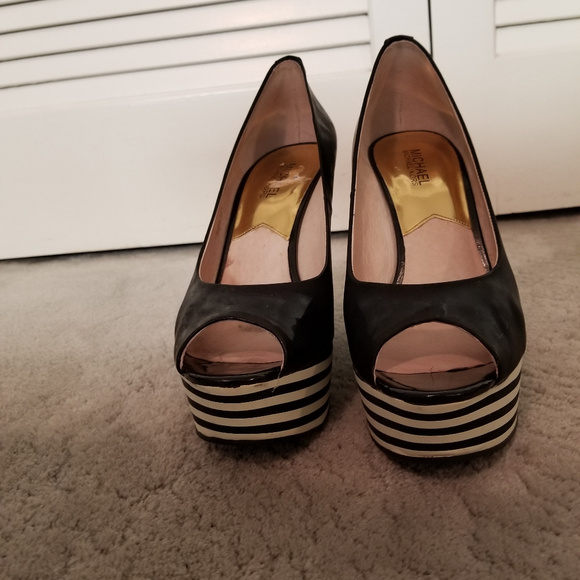 Michael Kors Black Patent Leather Striped Wedge 10 - Picture 7 of 7
